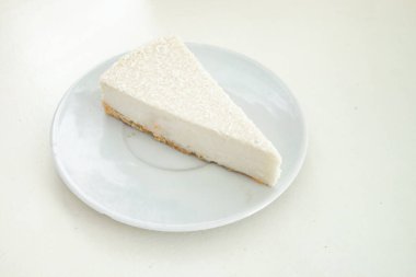 Cheescake dekorasyonla birkaç parçaya bölünmüş.