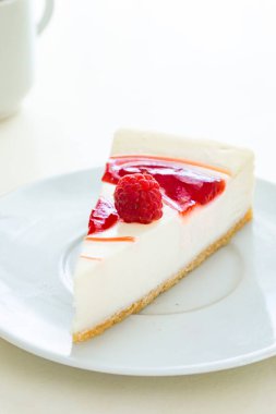 Cheescake dekorasyonla birkaç parçaya bölünmüş.