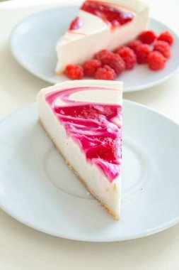 Cheescake dekorasyonla birkaç parçaya bölünmüş.