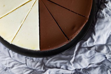 Cheescake dekorasyonla birkaç parçaya bölünmüş.