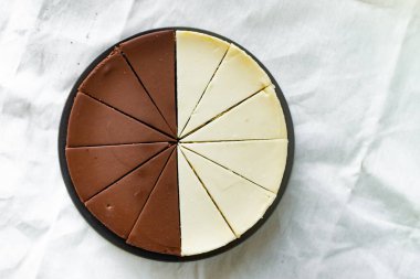 Cheescake dekorasyonla birkaç parçaya bölünmüş.