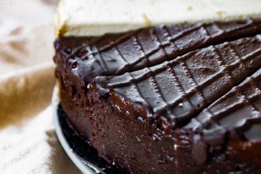 Cheescake dekorasyonla birkaç parçaya bölünmüş.