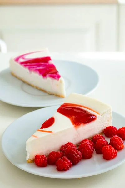 Cheescake dekorasyonla birkaç parçaya bölünmüş.
