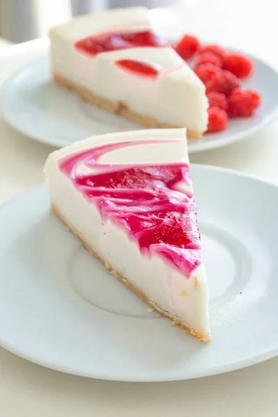 Cheescake dekorasyonla birkaç parçaya bölünmüş.