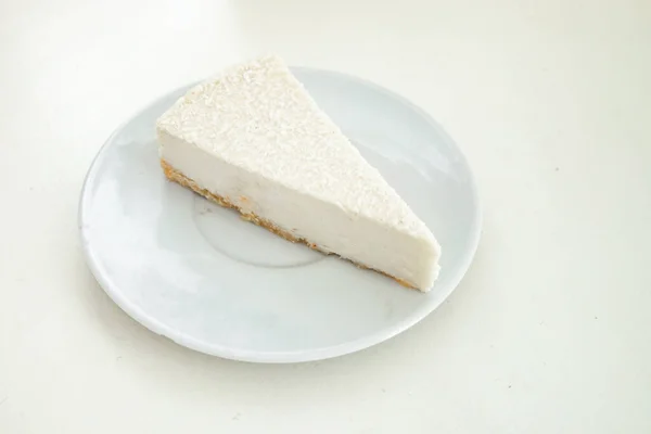 Cheescake dekorasyonla birkaç parçaya bölünmüş.