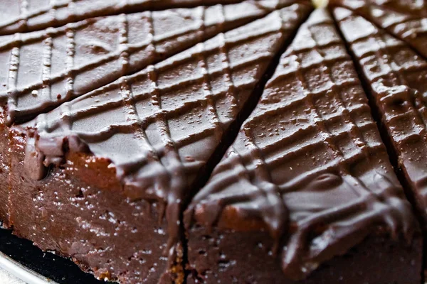 Cheescake dekorasyonla birkaç parçaya bölünmüş.