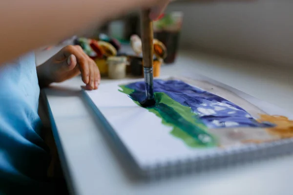 Дитина Синій Футболці Малює Картину Фарбами Сидячи Білим Столом — стокове фото