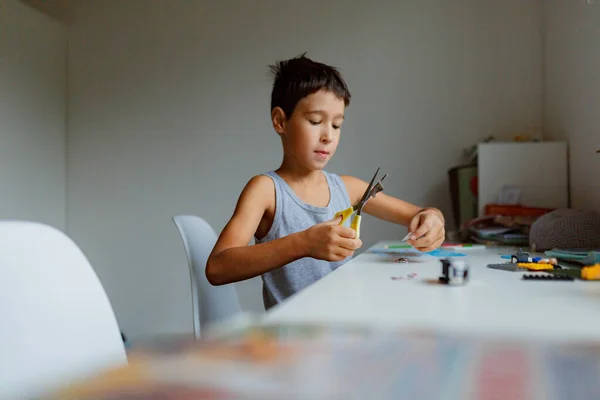 Koyu Renk Saçlı Çocuk Beyaz Bir Masada Otururken Kalemlerle Resim — Stok fotoğraf