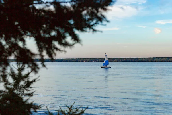 ヨットと青い水の湖 — ストック写真