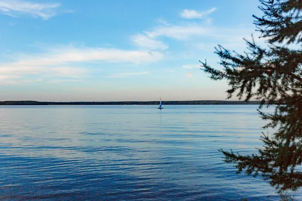 Yacht Och Blå Vatten Sjö — Stockfoto