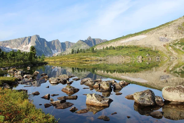 Dağ gölü yansıması sabah