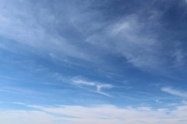 Arka plan açık mavi bulutsuz gökyüzü güneşli bir günde