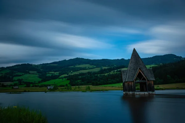 Kirchturmspitze Einem See Österreich — Stockfoto