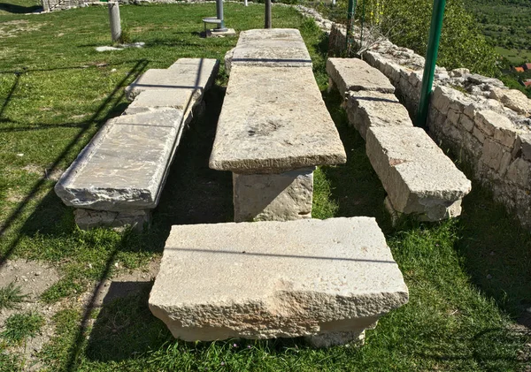 Table en pierre sur la forteresse de Bribir, Dalmatie — Photo