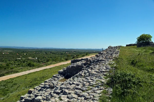 Restos de muro de piedra de defensa en la fortaleza de Bribir, Dalmacia —  Fotos de Stock