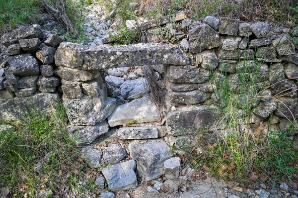 Ancien chemin d'eau en pierre, maintenant sec — Photo