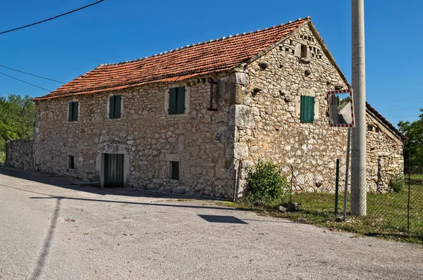Casa in pietra in stile mediterraneo — Foto Stock