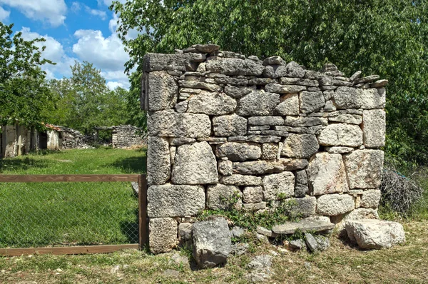 Restos de parede de pedra casa na Dalmácia — Fotografia de Stock