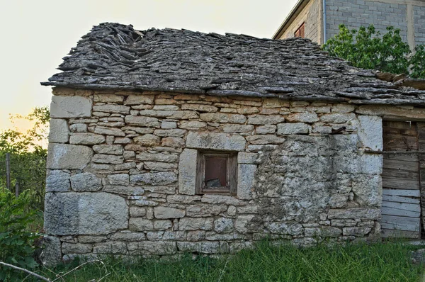 Rumah batu gaya Mediterania di Dalmasia, ditinggalkan — Stok Foto