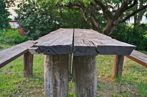 Mesa de madera en el patio, de cerca — Foto de Stock