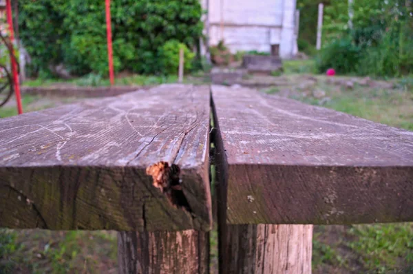 Mesa de madera en el patio, de cerca — Foto de Stock