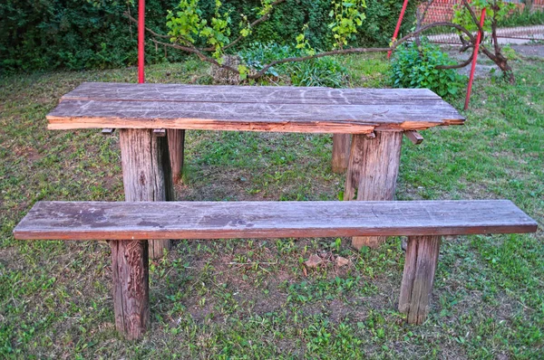 Table et bancs en bois dans la cour — Photo