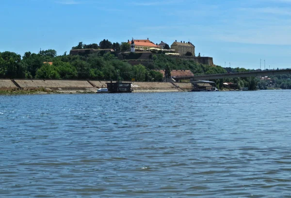 Widok na twierdzę Petrovaradin z drugiej strony Dunaju w Nowym Sadzie, Serbia — Zdjęcie stockowe