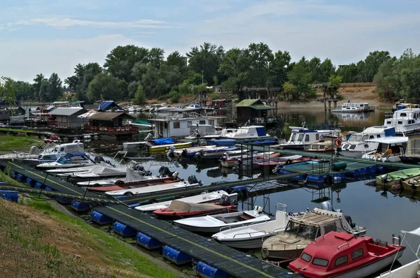 Boats and rafts sitting at Danube river dockside harbor — Stock Photo, Image