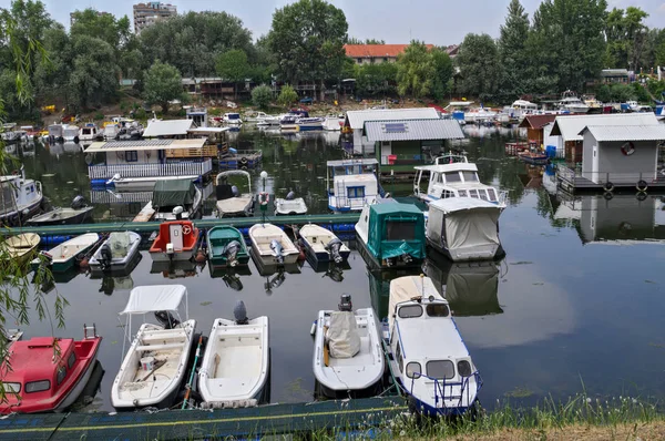 Barcos e jangadas sentados no porto portuário do Danúbio — Fotografia de Stock