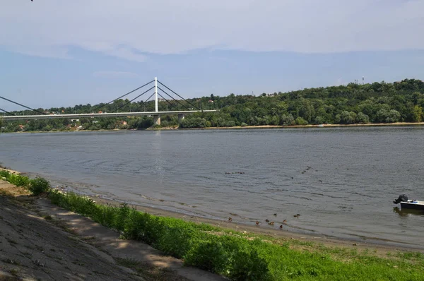 A híd és a Duna más oldalának megtekintése Novi Sad-ban, Szerbiában — Stock Fotó