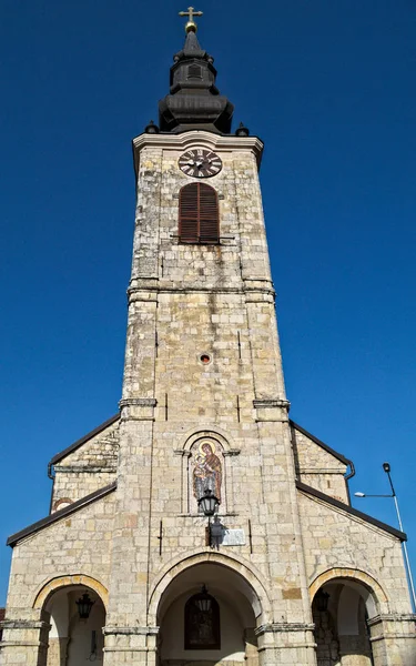 Tour de l'horloge sur l'église à Sremska Kamenica, Serbie — Photo