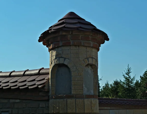 Pequena torre de tijolo na cerca do mosteiro — Fotografia de Stock