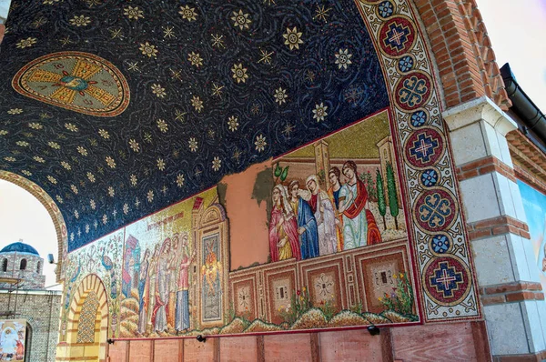 Mosaico decorato sigillatura e muro nel monastero di Kac, serbia — Foto Stock