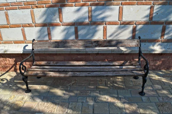 Banc en bois devant le mur de briques — Photo