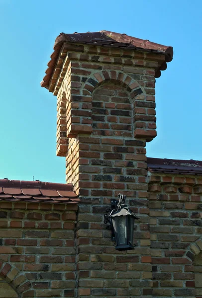 修道院围栏上的小砖塔 — 图库照片