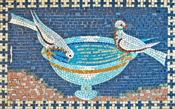 Piękna mozaika z dwóch gołębi picia z miski — Zdjęcie stockowe