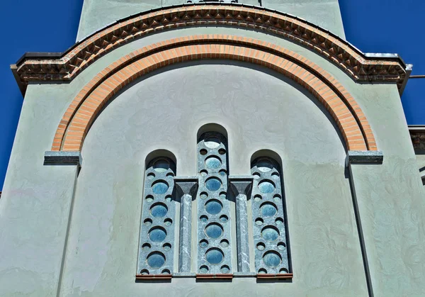 Fenster der orthodoxen Kirche in Novi Sad, Serbien — Stockfoto