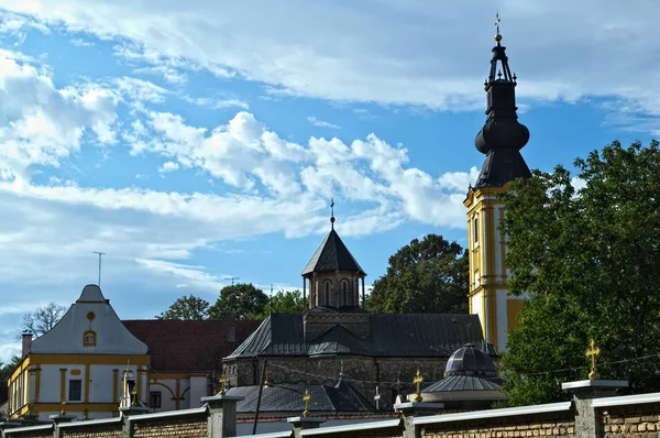 Вид на монастирський комплекс Привіна Глава, Сід, Сербія — стокове фото