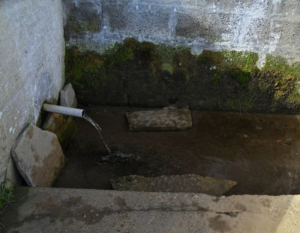 Einfacher Brunnen, der mit klarem Bergwasser fließt — Stockfoto