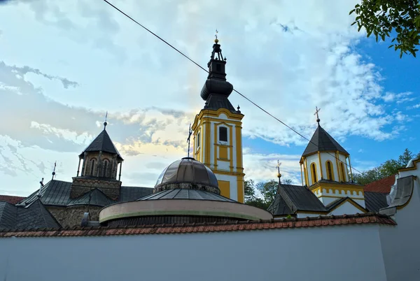 塞尔维亚普里维纳格拉瓦修道院的三座教堂塔楼 — 图库照片
