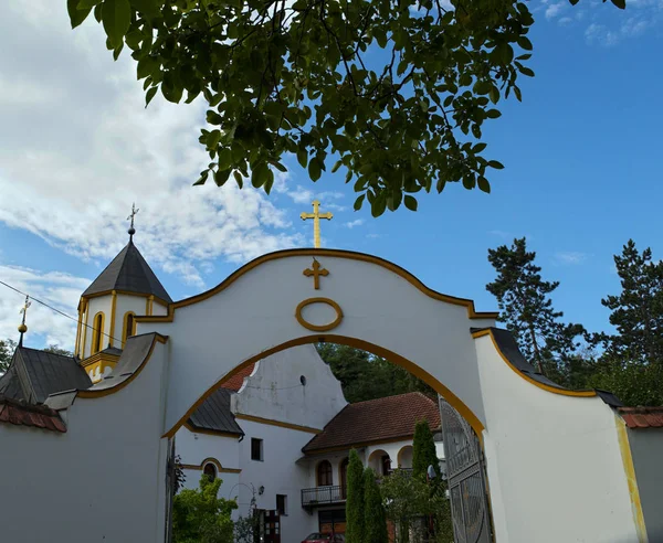 Entrada para um mosteiro e torre da igreja em segundo plano — Fotografia de Stock