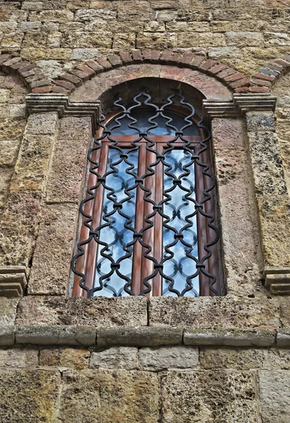 Вікно на старому кам'яному монастирі Сербії — стокове фото