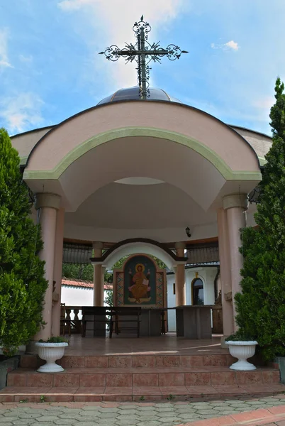 Petite chapelle ouverte et plantes décoratives au monastère serbe — Photo