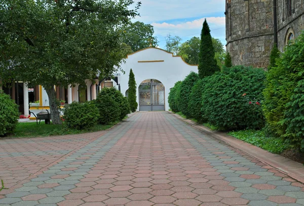 Ladrillos rojos acera que conduce a la puerta en el monasterio serbio —  Fotos de Stock