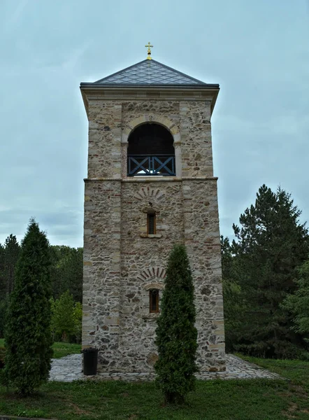 Hopovo manastırındaki taş kule, Sırbistan — Stok fotoğraf