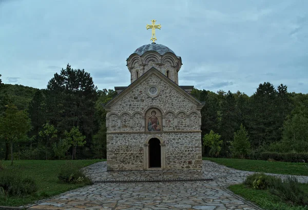 Fő kőtemplom kolostor Hopovo Szerbiában — Stock Fotó