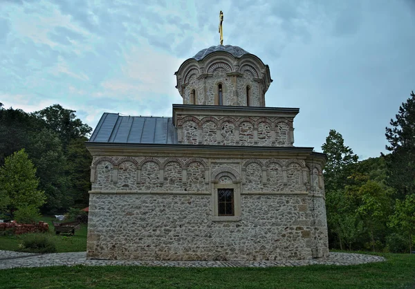 Hlavní kamenný kostel klášter Hopovo v Srbsku — Stock fotografie