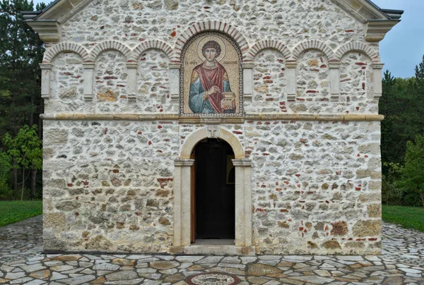 Frente do mosteiro principal da igreja de pedra Hopovo na Sérvia — Fotografia de Stock