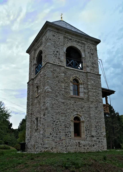 Stenen toren in het klooster Hopovo, Servië — Stockfoto