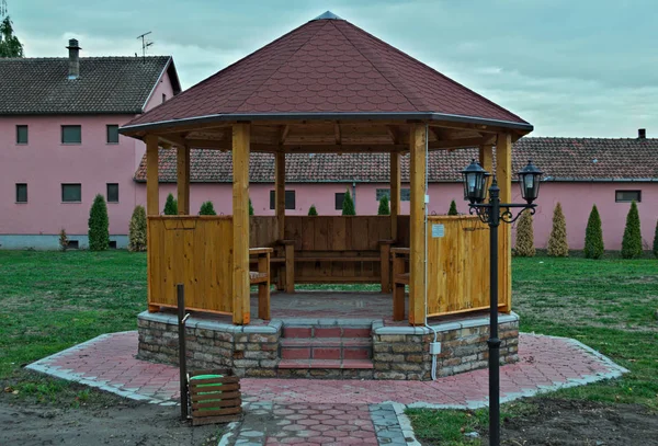 Malý dřevěný otevřený dům pro relaxaci — Stock fotografie